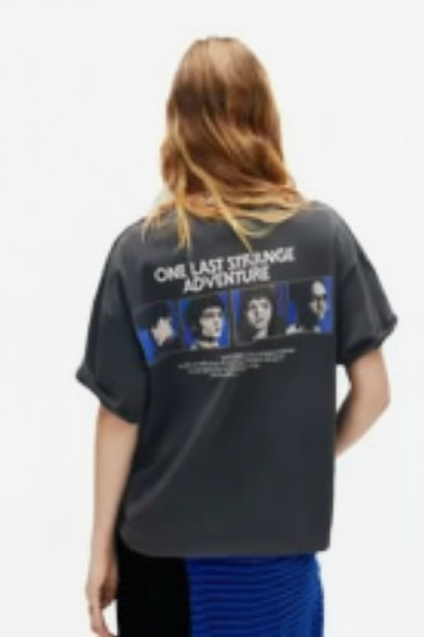 Camiseta Stranger Things Eleven Negra Logo Azul Eléctrico Pull&Bear