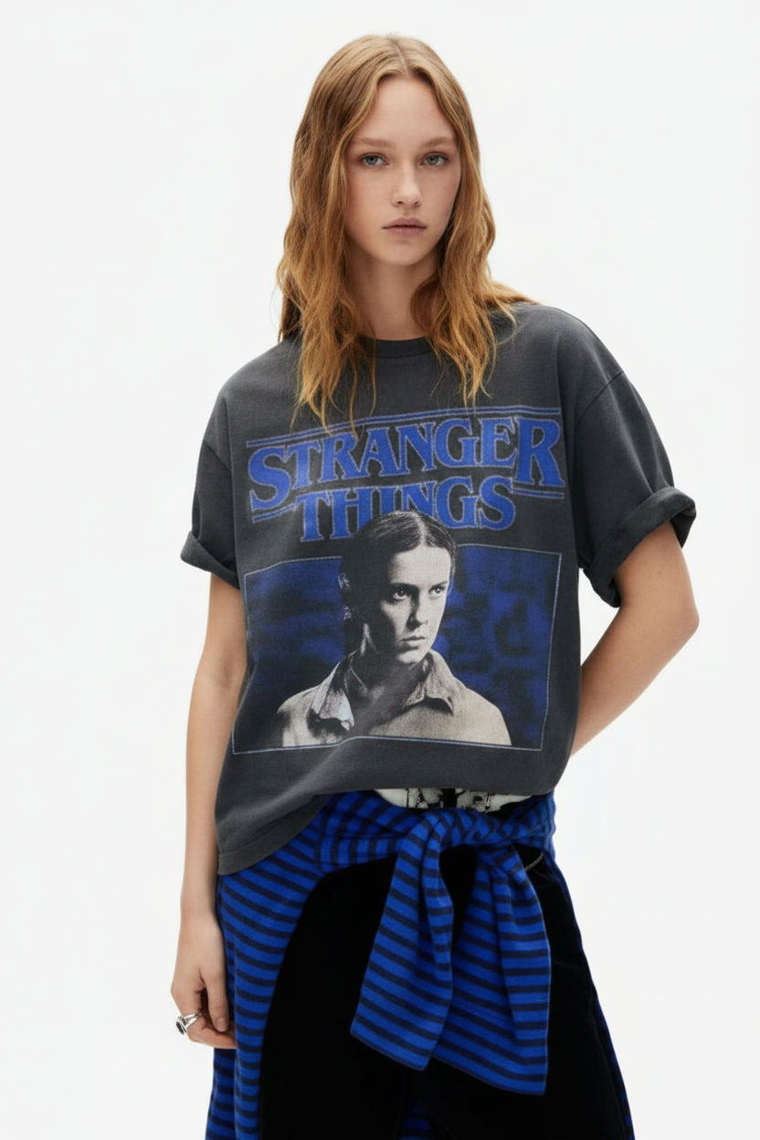 Camiseta Stranger Things Eleven Negra Logo Azul Eléctrico Pull&Bear