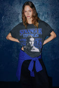 Camiseta Stranger Things Eleven Negra Logo Azul Eléctrico Pull&Bear