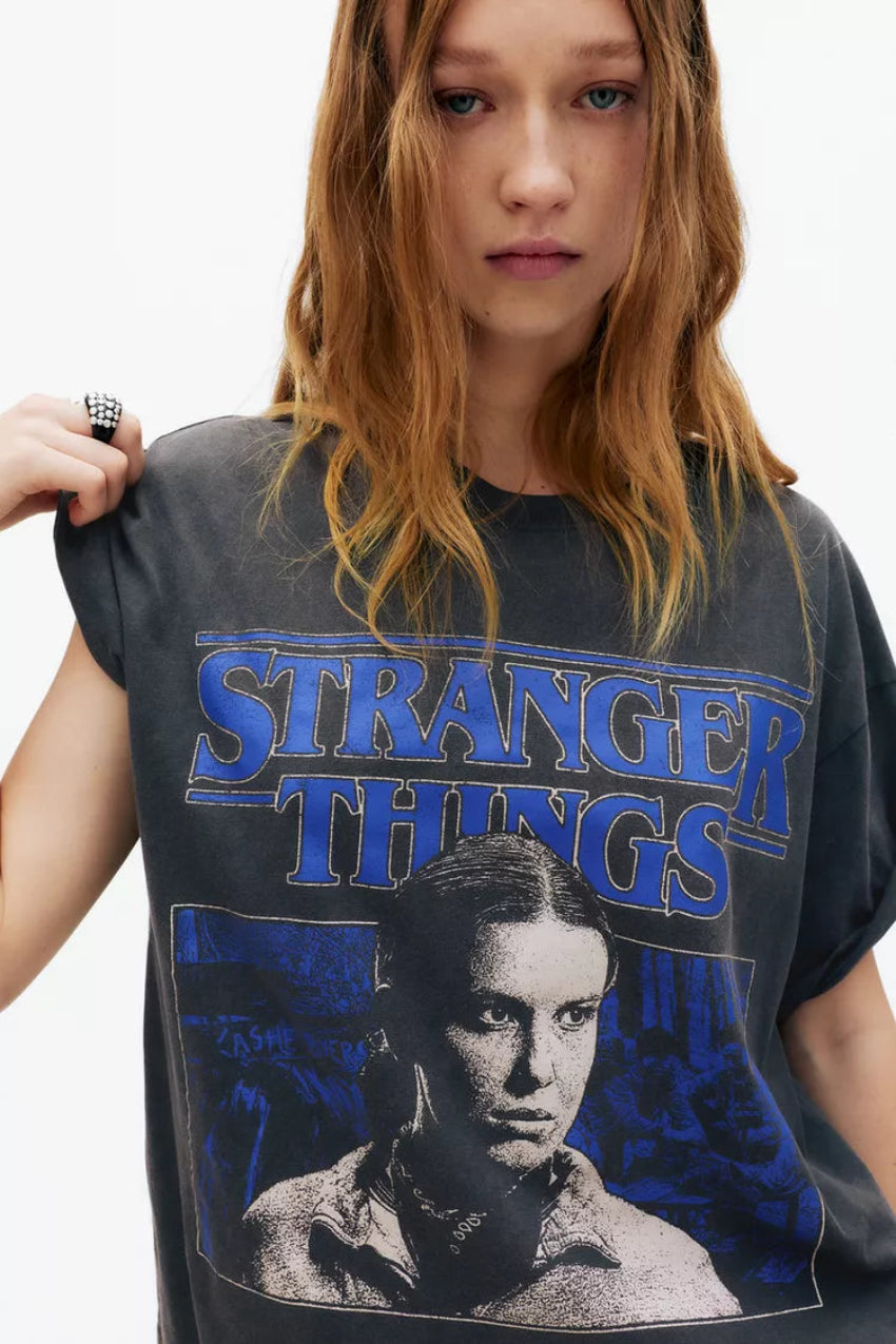 Camiseta Stranger Things Eleven Negra Logo Azul Eléctrico Pull&Bear