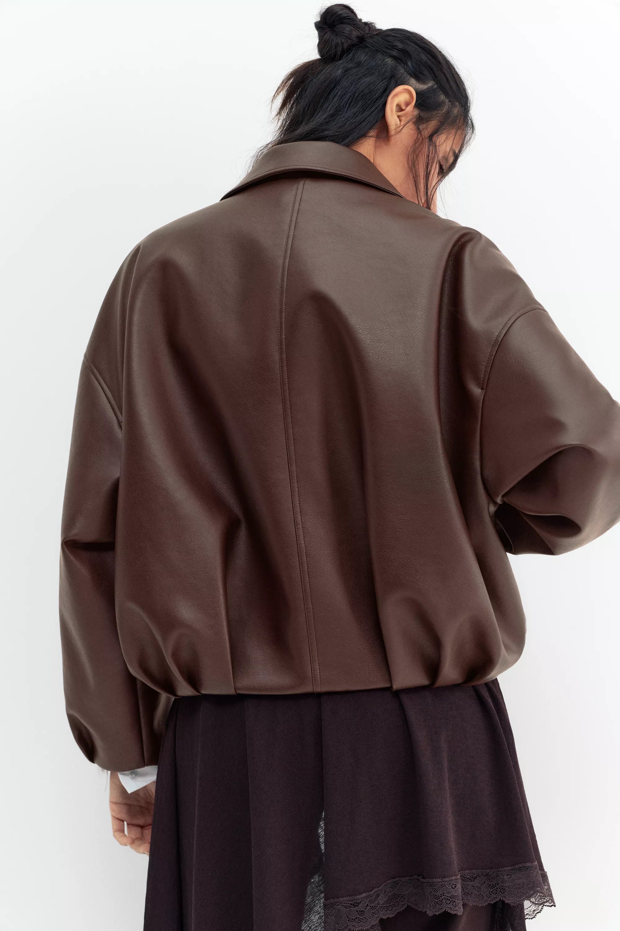 Chaqueta bomber efecto piel color chocolate Pull&Bear