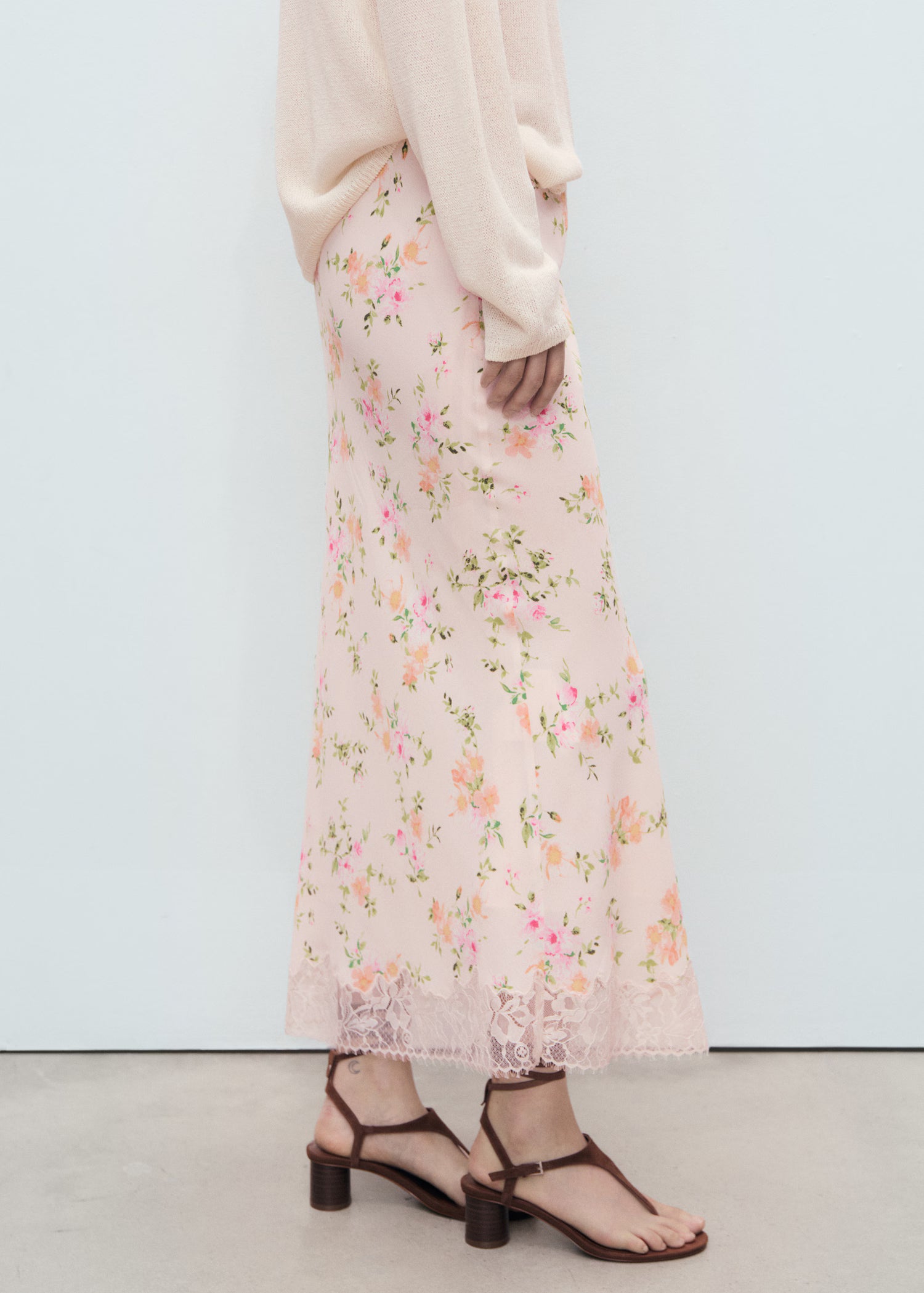 Falda floral detalle encaje en rosa pastel
