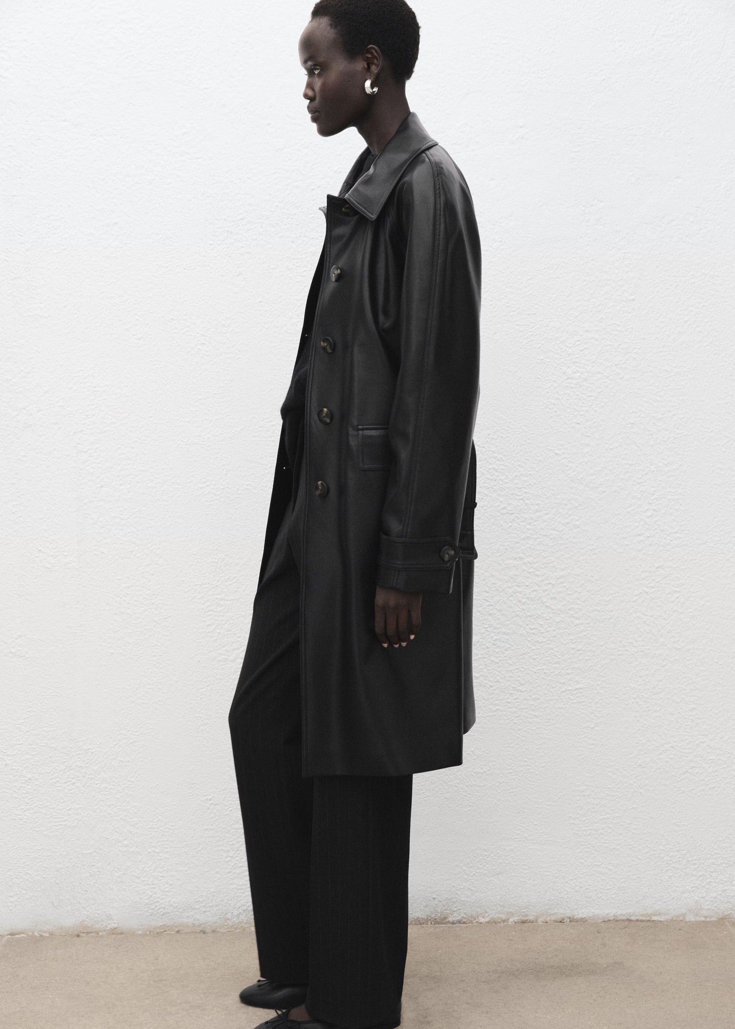 Trench largo Mango efecto piel con cinturón - Negro