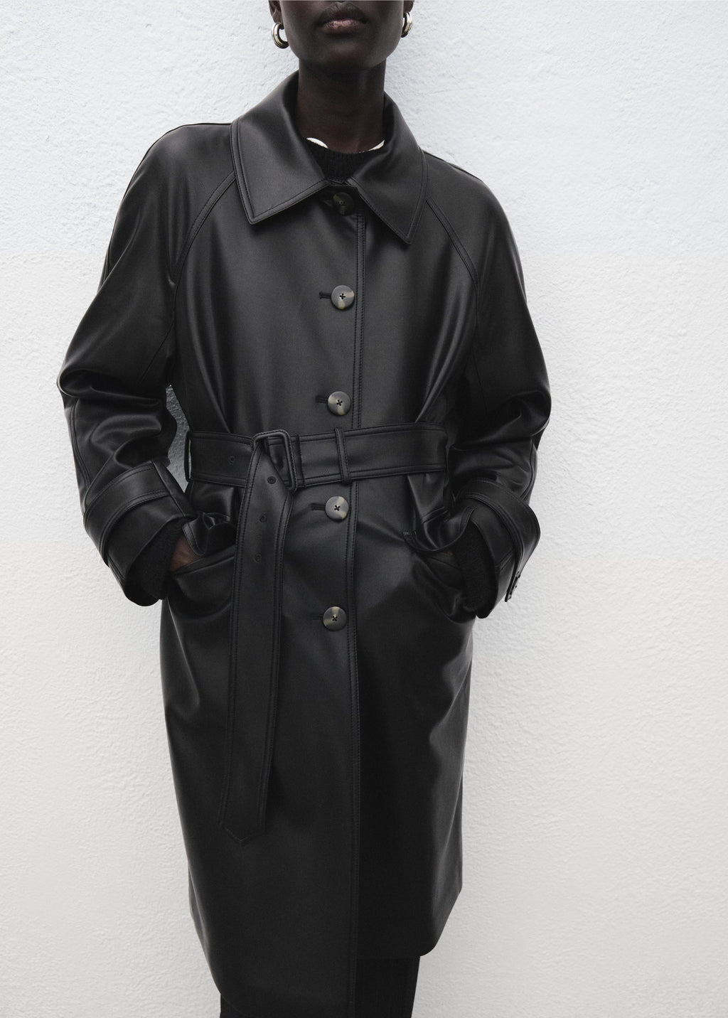 Trench largo Mango efecto piel con cinturón - Negro