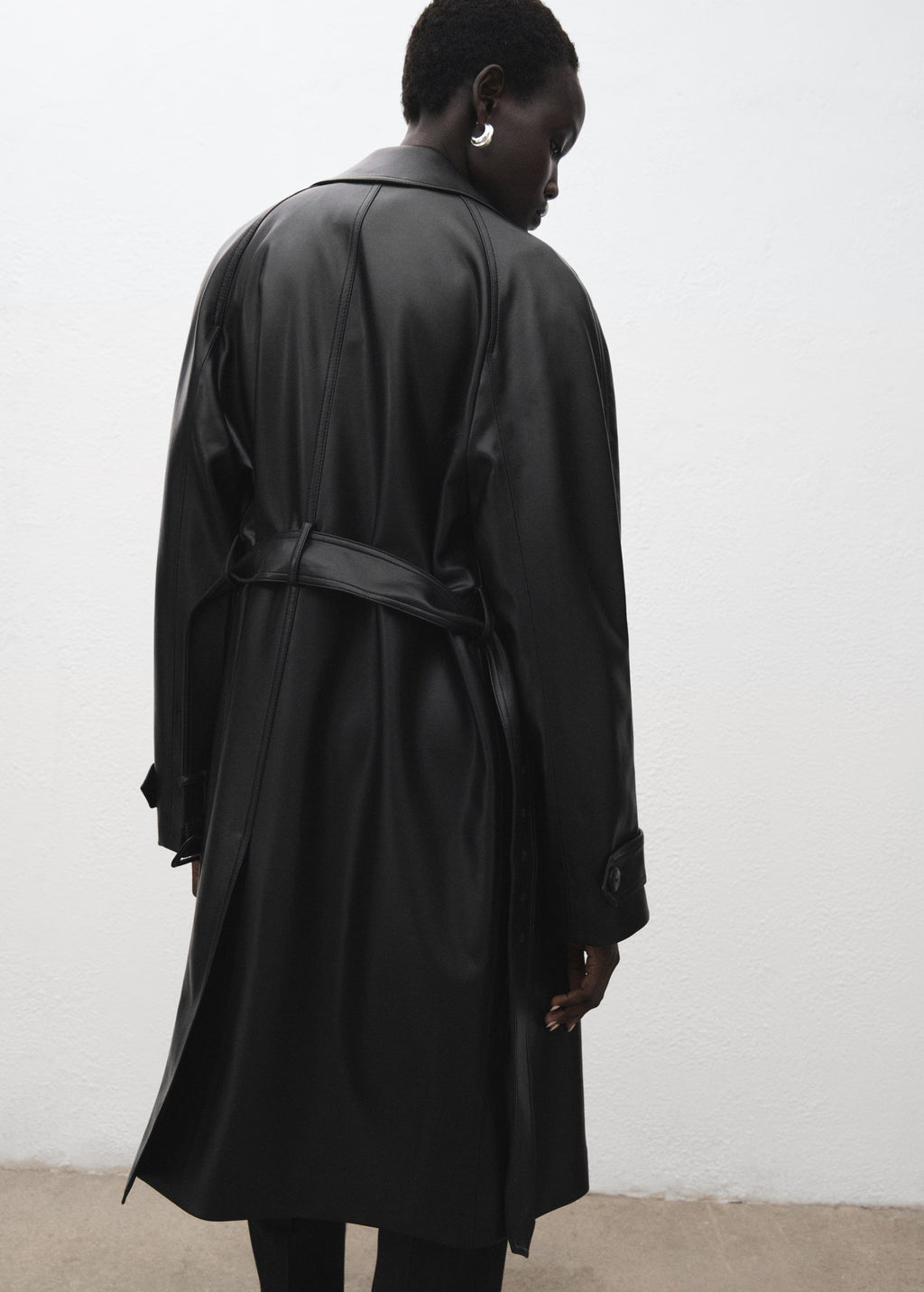 Trench largo Mango efecto piel con cinturón - Negro