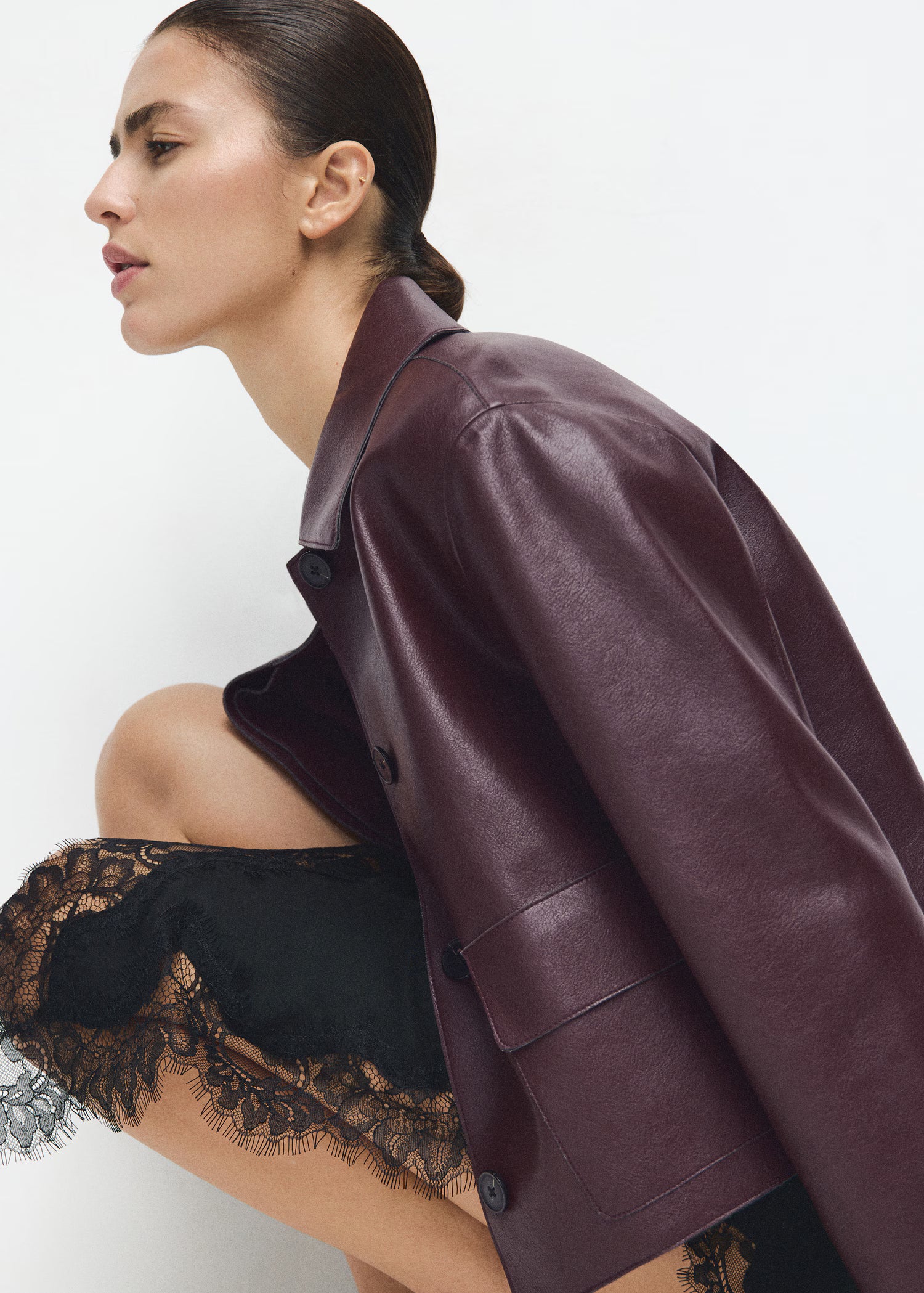 Chaqueta Mango efecto piel con bolsillos Granate