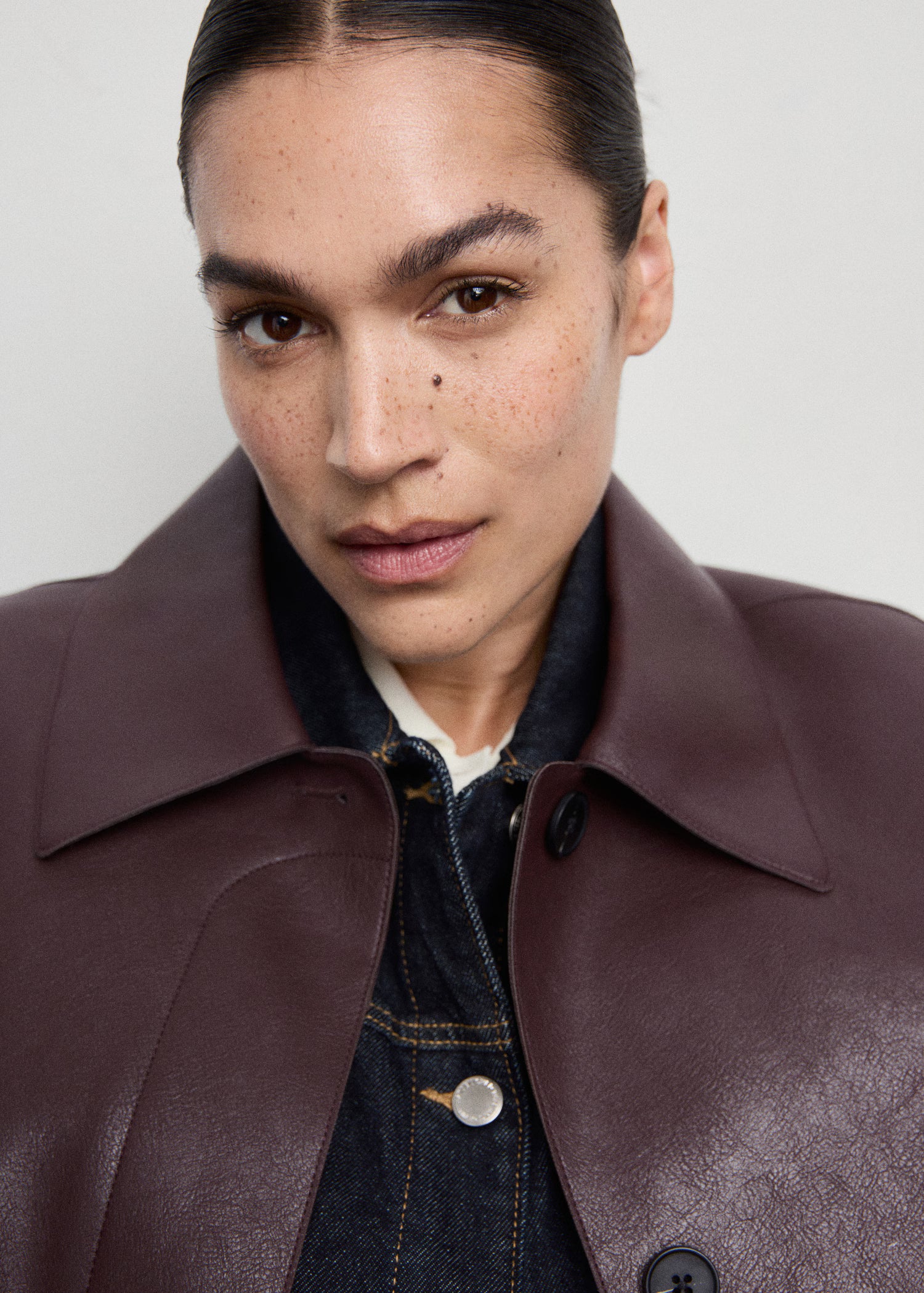Chaqueta Mango efecto piel con bolsillos Granate