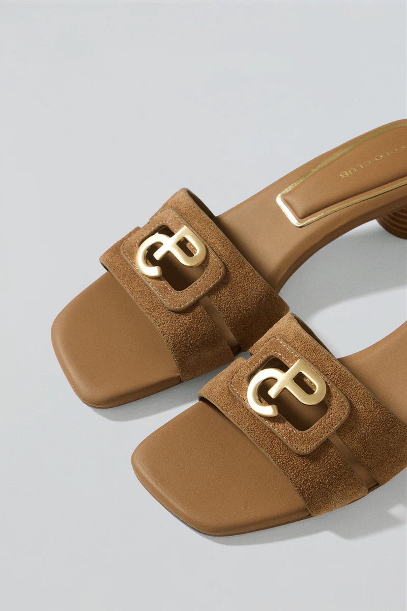 Mule de Tacón Giorgia Camel con Detalle Metálico