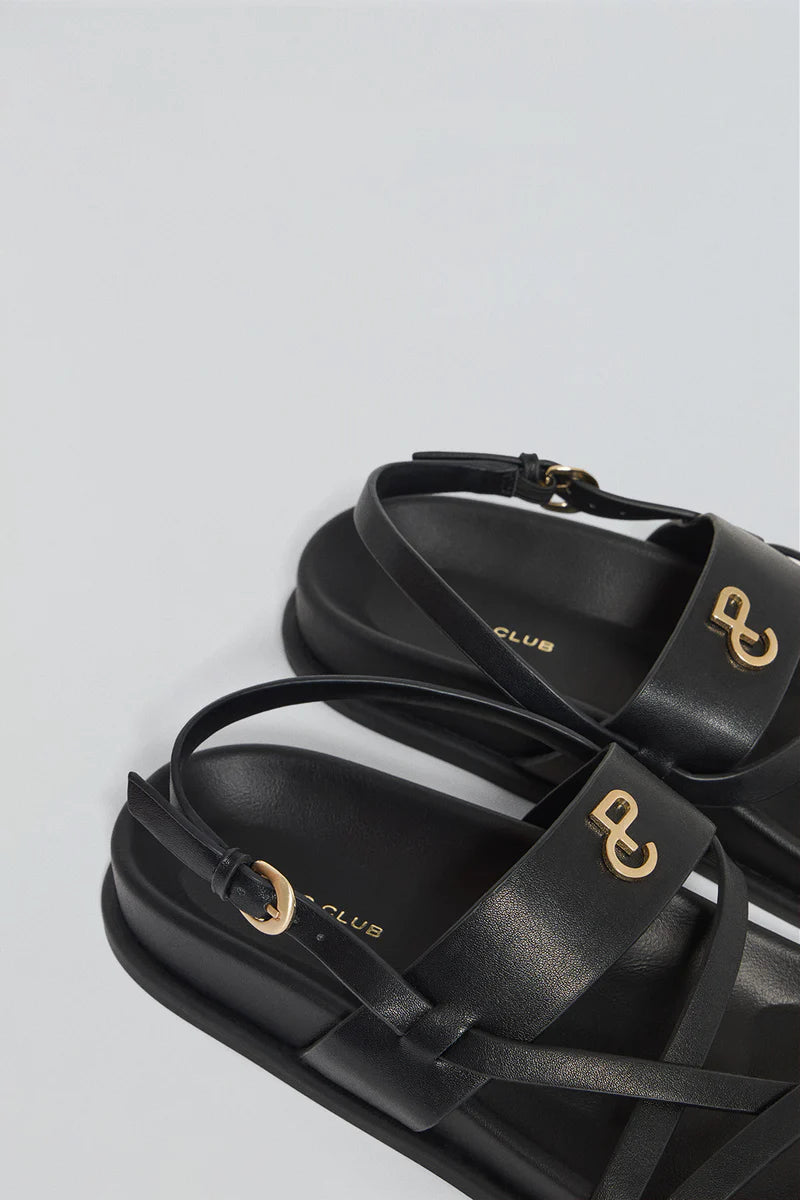 Sandalia Negra de Tiras Allegra Tipo Bio con Detalle Metálico