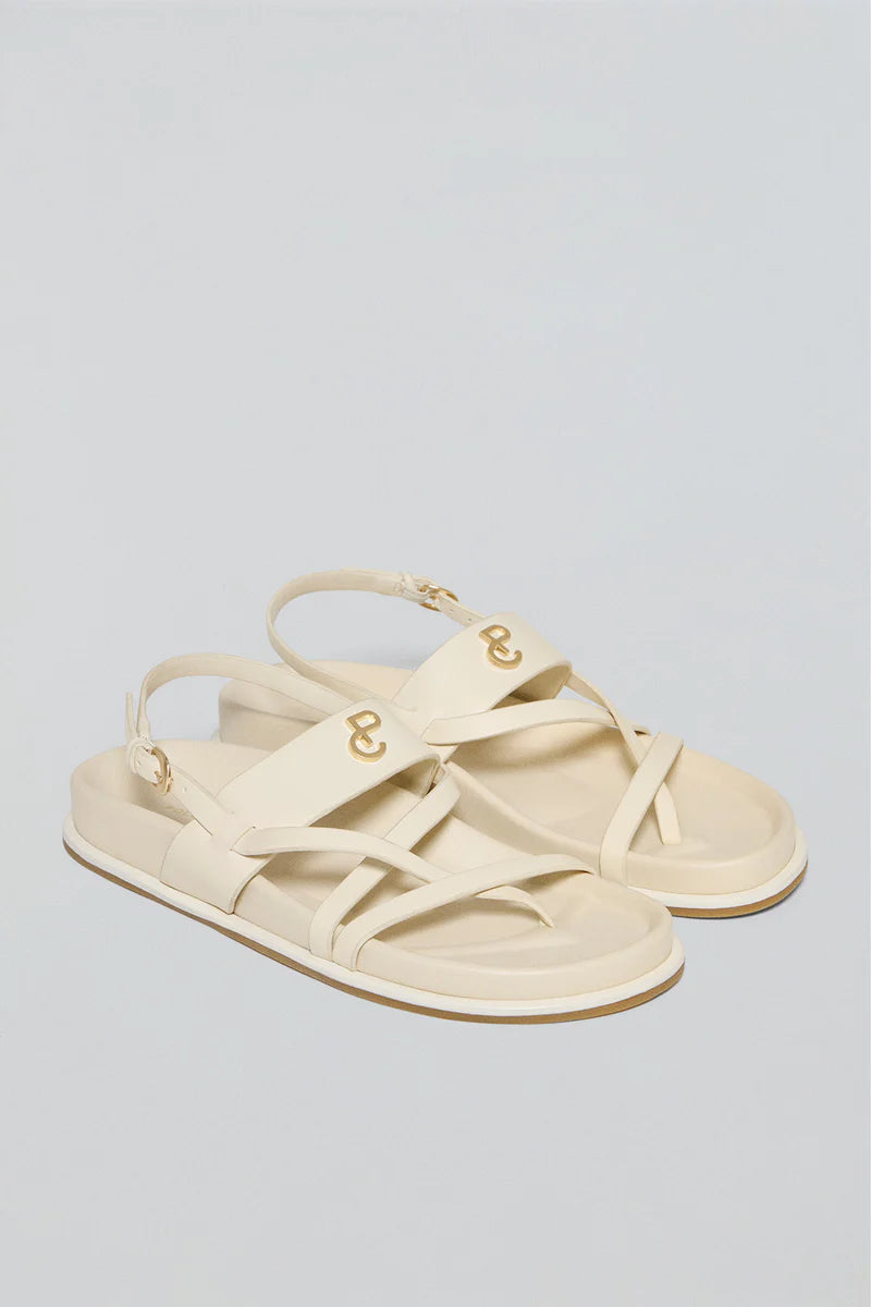 Sandalia Beige de Tiras Allegra Tipo Bio con Detalle Metálico