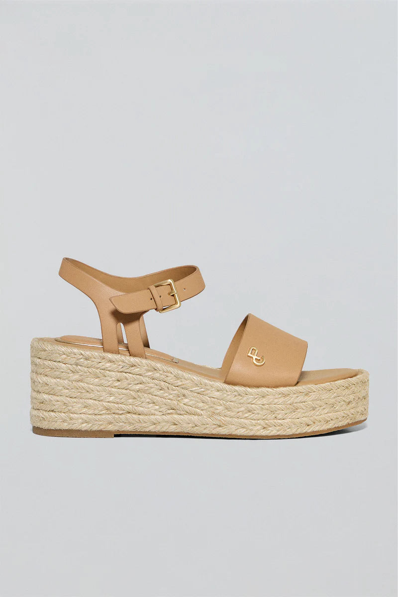 Sandalia de Cuña Camel de Yute Aurora con Detalle Metálico