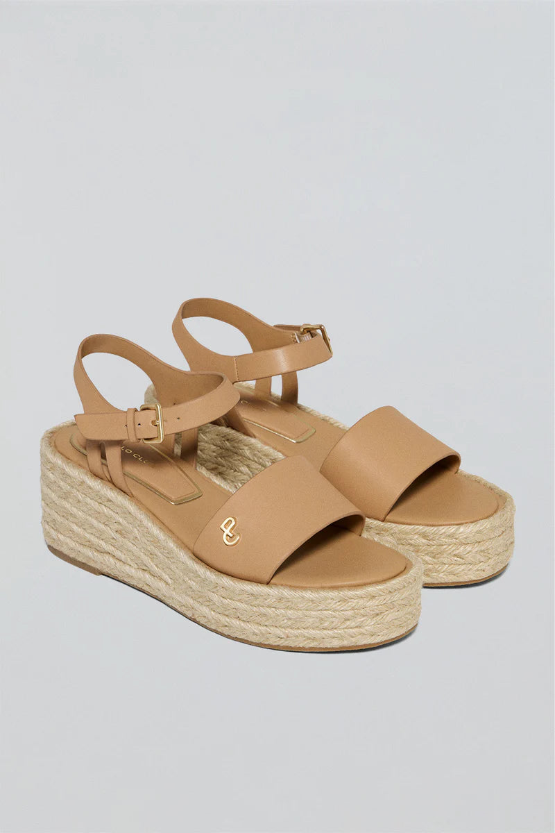 Sandalia de Cuña Camel de Yute Aurora con Detalle Metálico