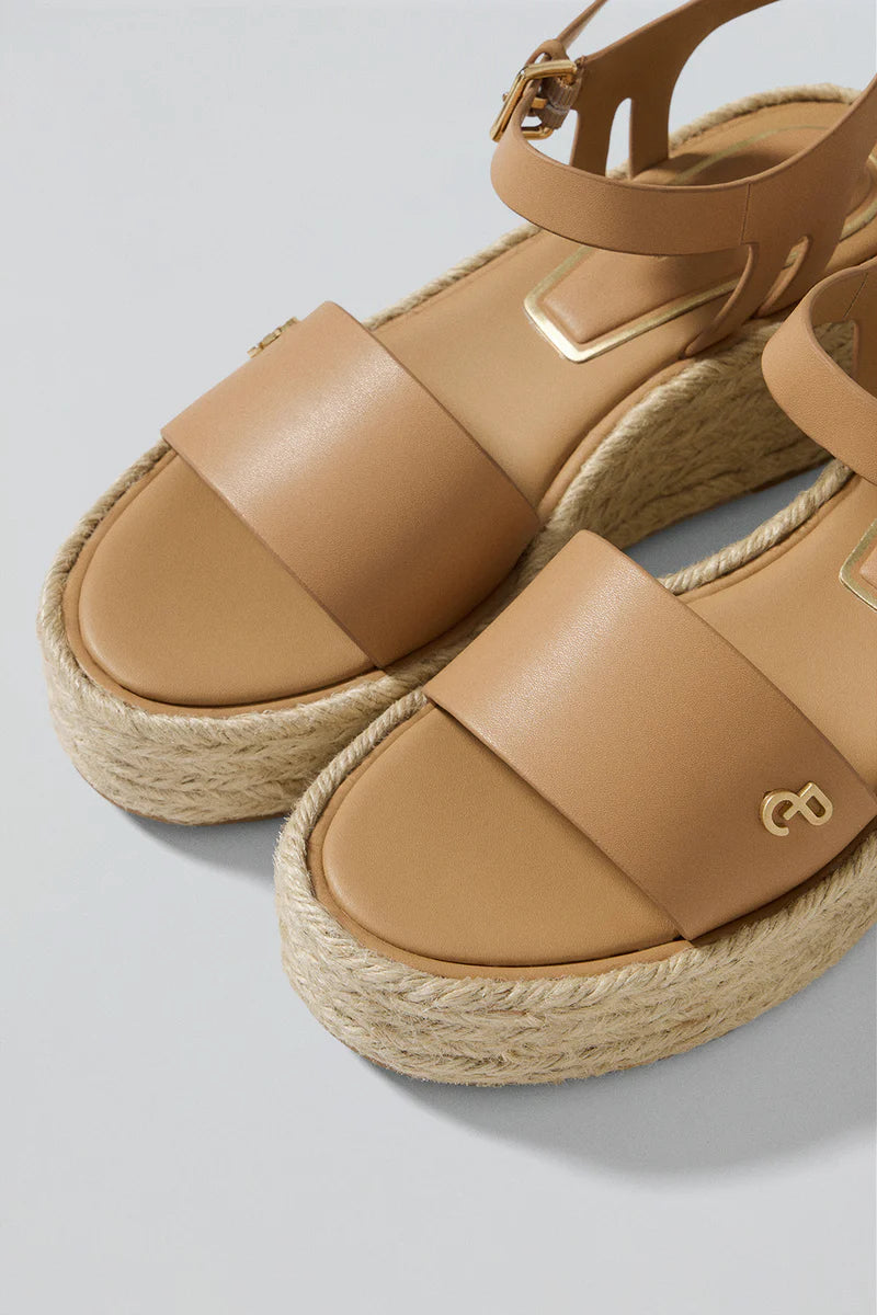 Sandalia de Cuña Camel de Yute Aurora con Detalle Metálico