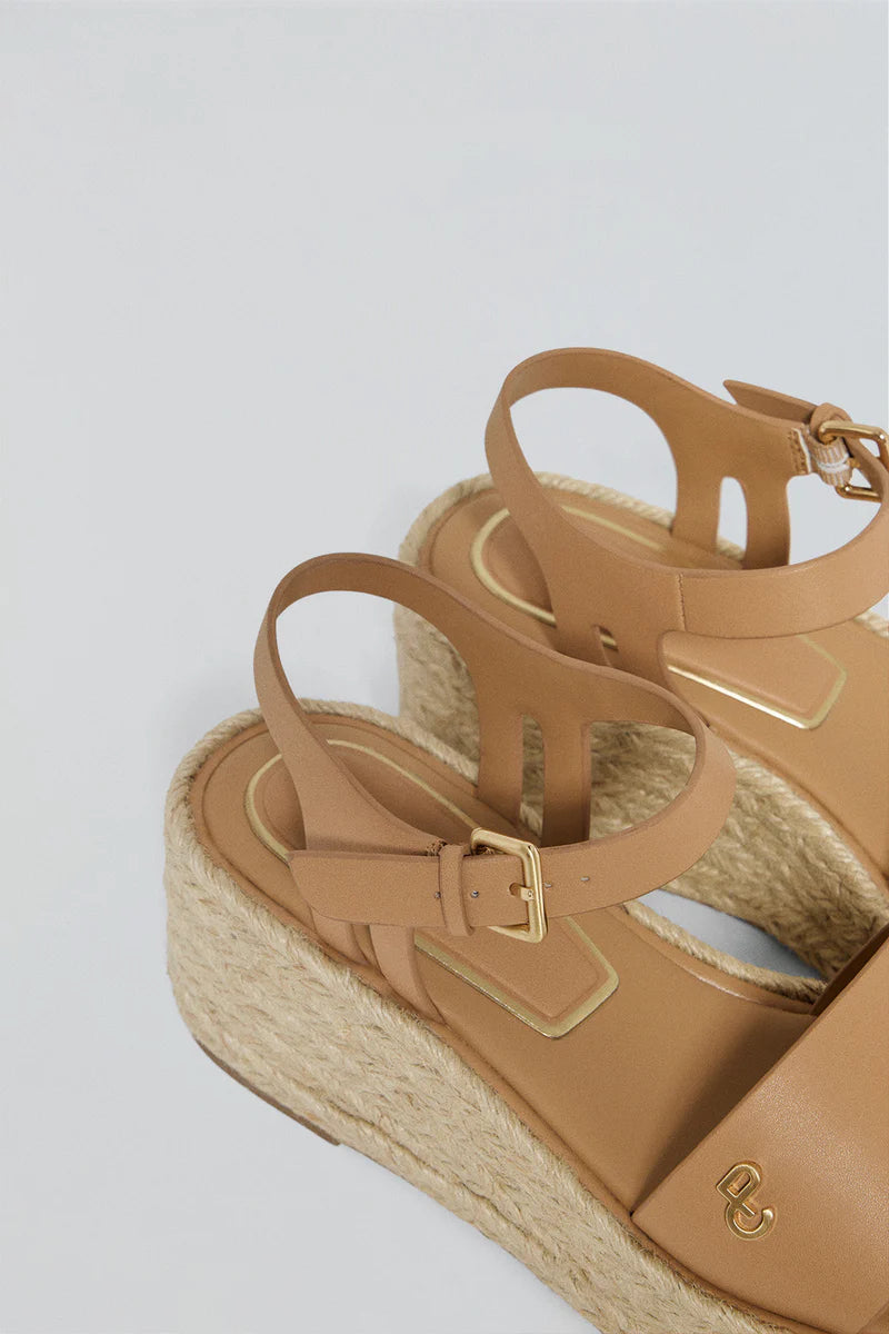 Sandalia de Cuña Camel de Yute Aurora con Detalle Metálico