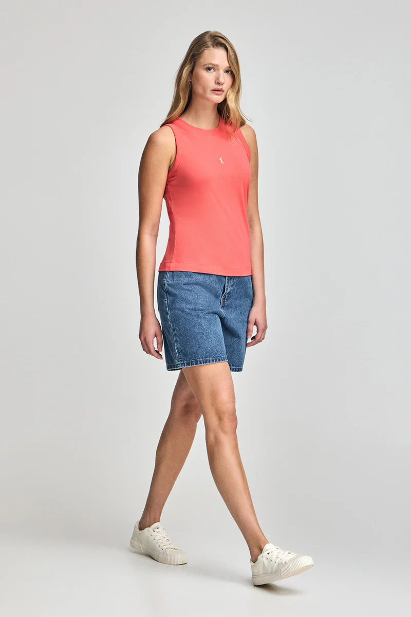 Camiseta Básica Color Coral Sin Mangas con Logo Bordado Rigby Go