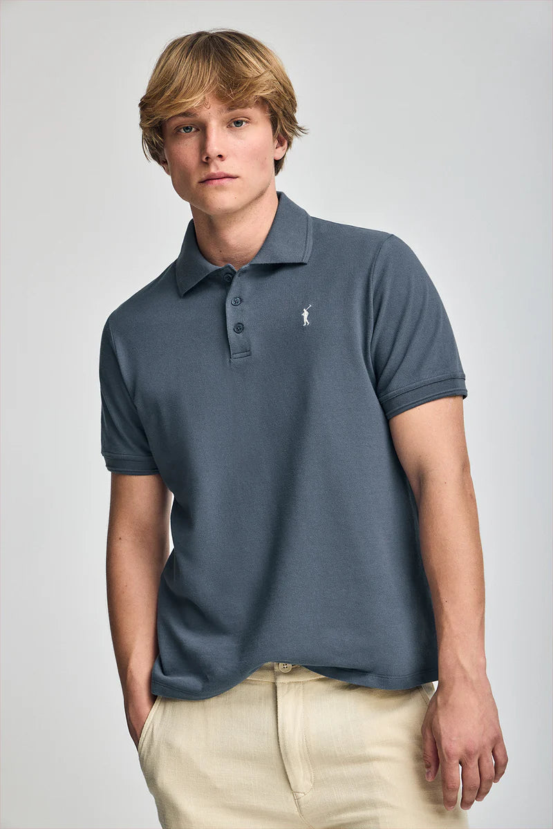 Polo azul denim de manga corta y tres botones con logo bordado Rigby Go