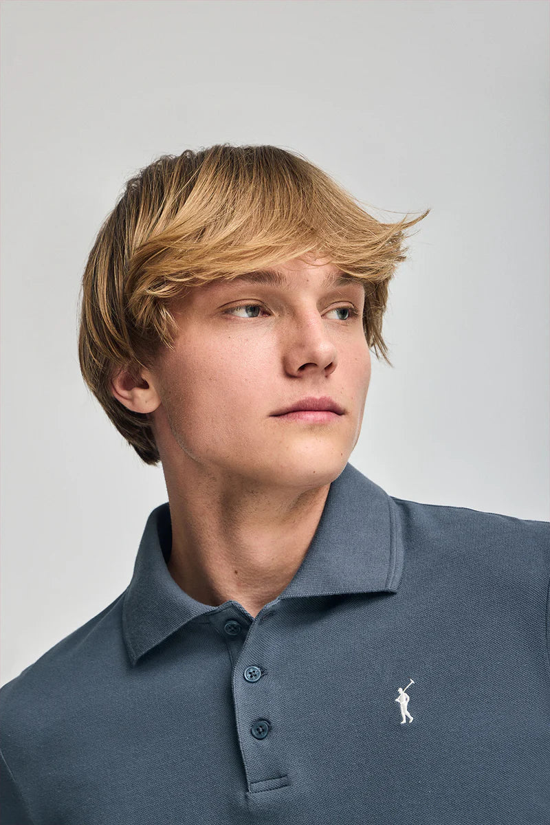 Polo azul denim de manga corta y tres botones con logo bordado Rigby Go