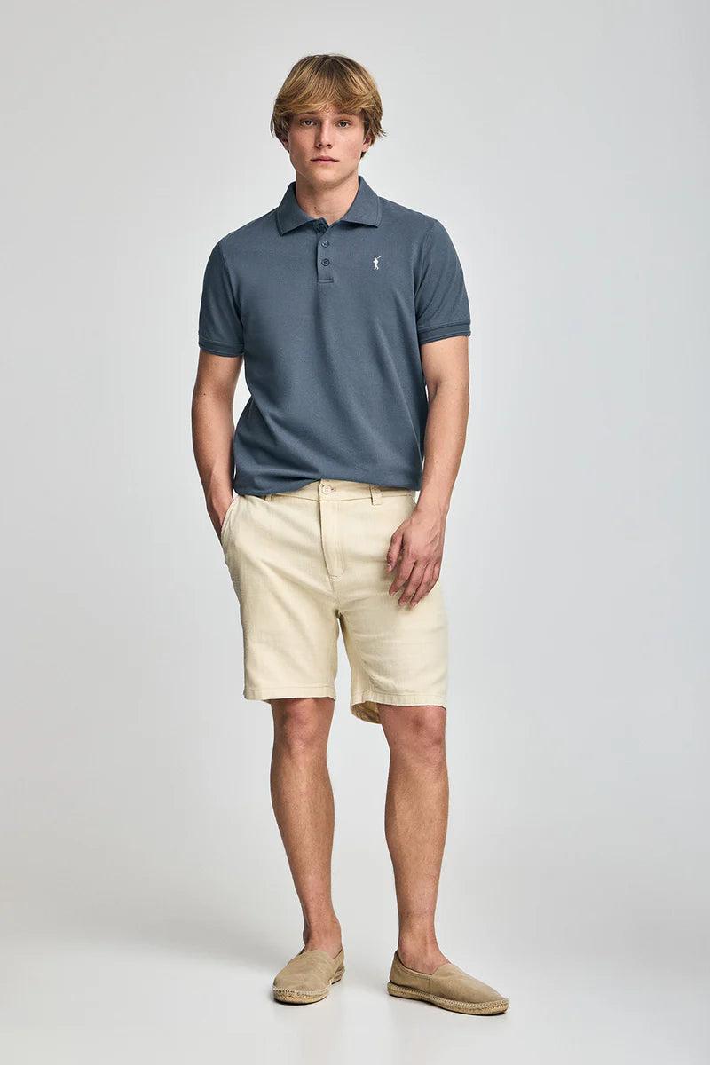 Polo azul denim de manga corta y tres botones con logo bordado Rigby Go