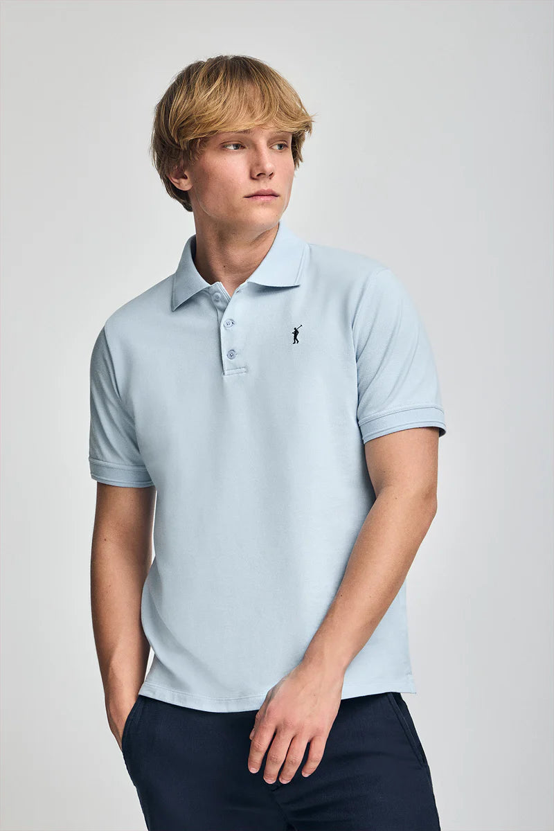 Polo azul bebé de manga corta y tres botones con logo bordado Rigby Go