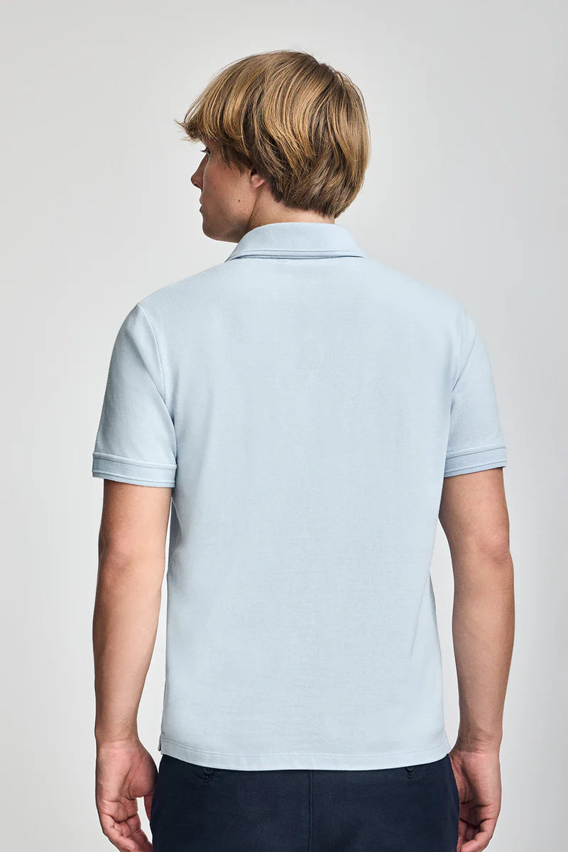 Polo azul bebé de manga corta y tres botones con logo bordado Rigby Go