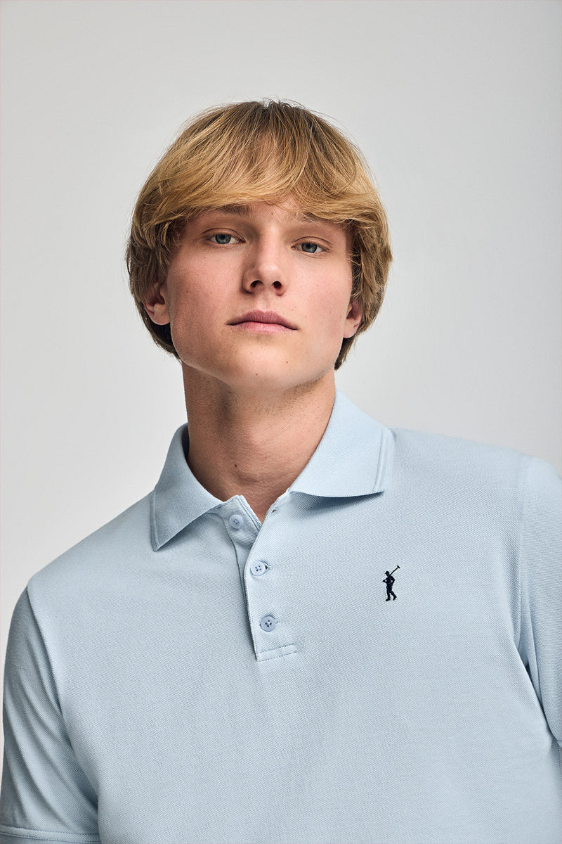 Polo azul bebé de manga corta y tres botones con logo bordado Rigby Go