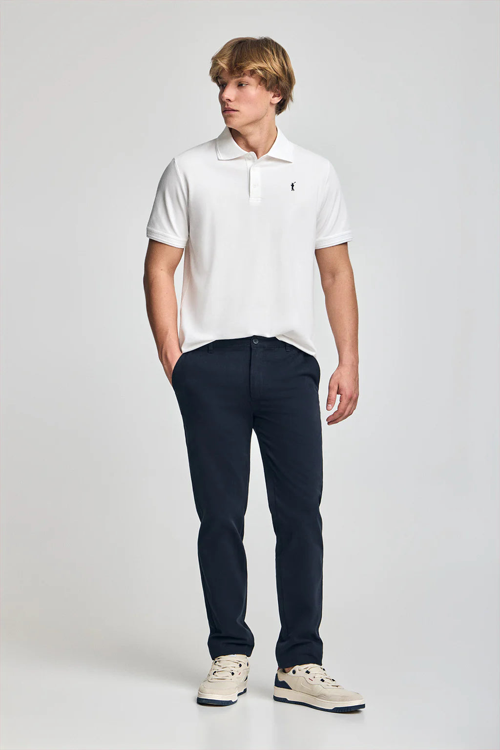 Polo blanco de manga corta y tres botones con logo bordado Rigby Go