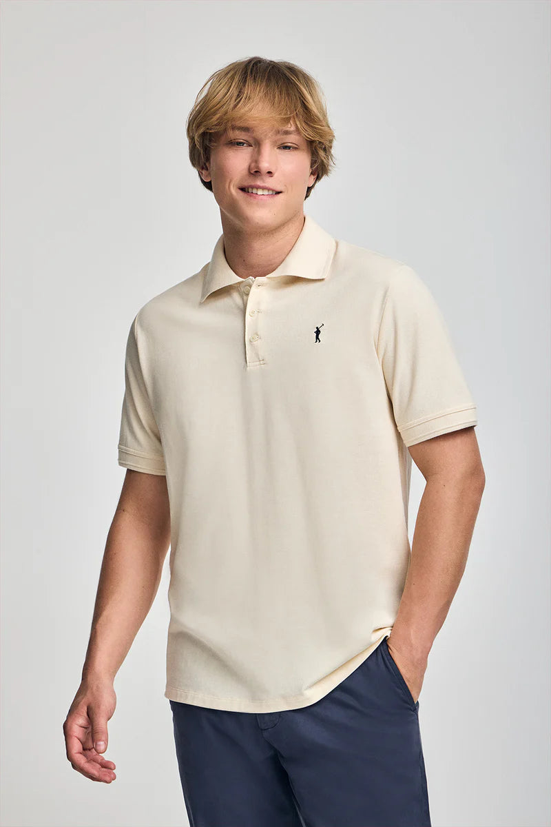 Polo color crudo de manga corta y tres botones con logo bordado Rigby Go