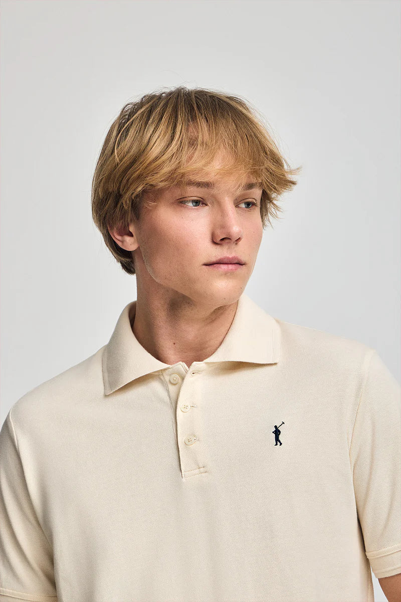 Polo color crudo de manga corta y tres botones con logo bordado Rigby Go