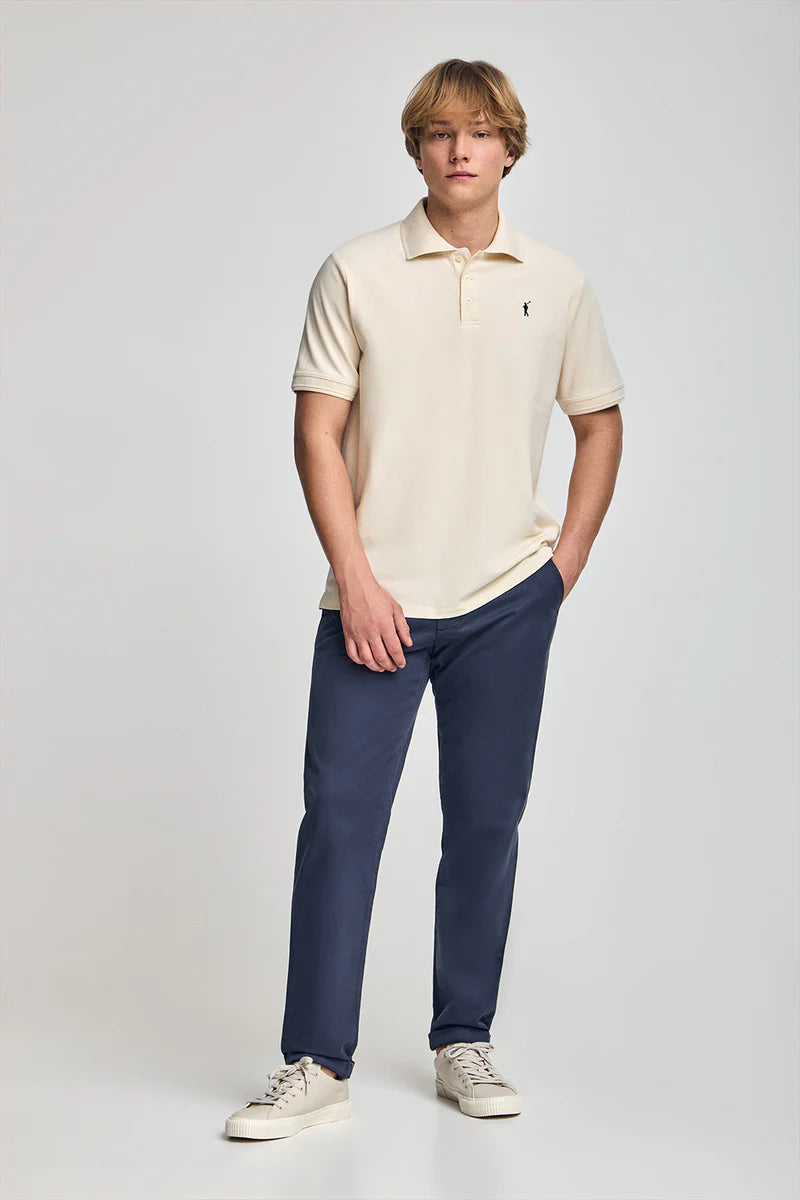 Polo color crudo de manga corta y tres botones con logo bordado Rigby Go