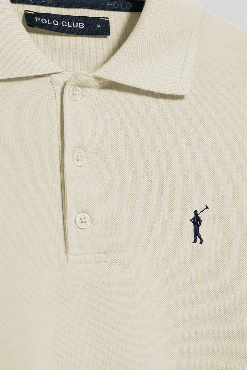 Polo color crudo de manga corta y tres botones con logo bordado Rigby Go