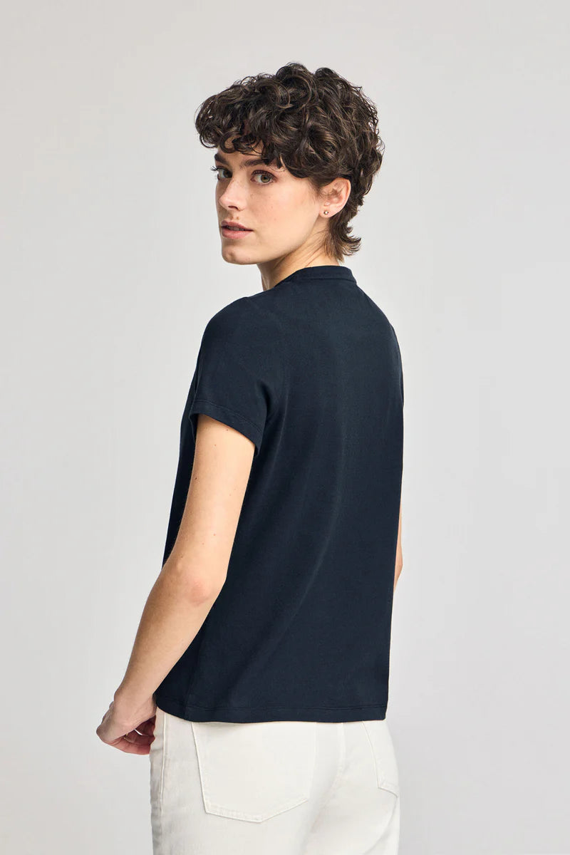 Camiseta Básica Azul Marino con Logo Engomado Polo Club