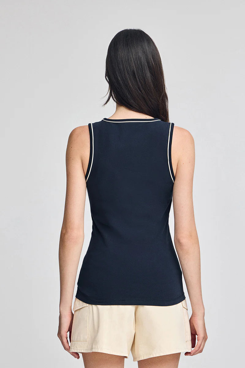 Camiseta Azul Marino de Tirantes con Escudo Náutico