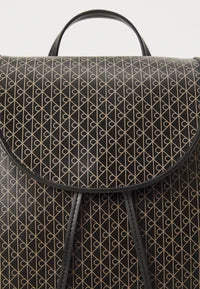 Calvin Klein EMBLEM FLAP BACKPACK - Mochila - black aop