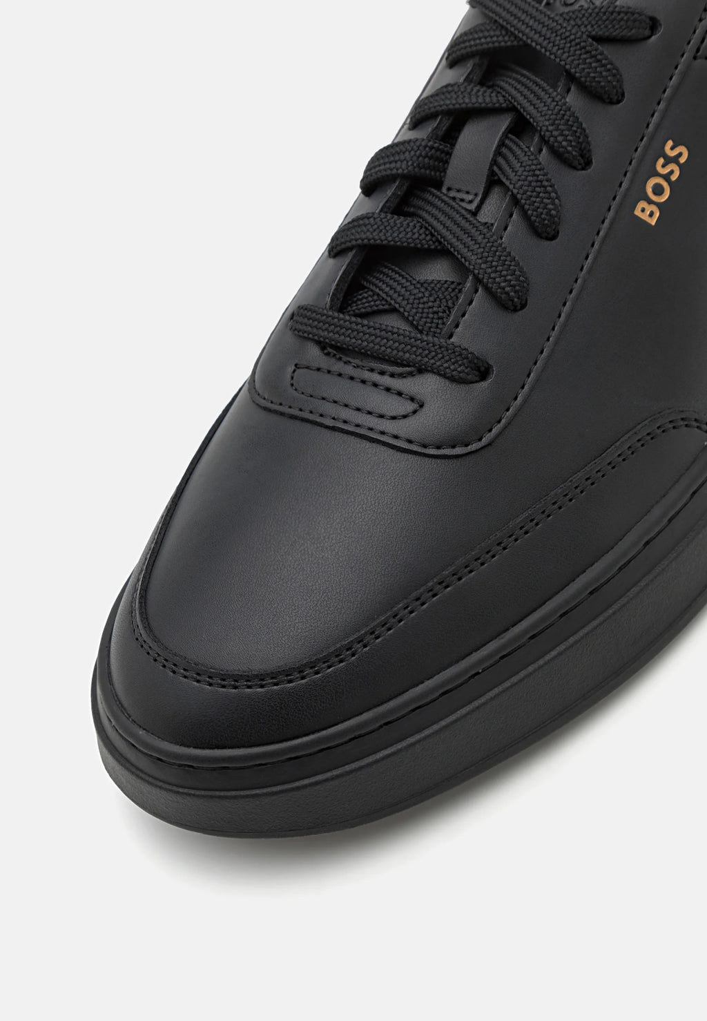 Zapatilla de Piel Boss Black — Logos Dorados