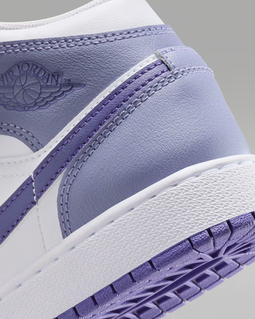 Air Jordan 1 Mid Lila Claro