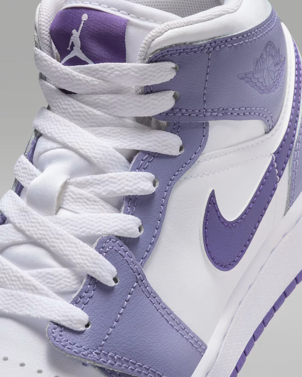 Air Jordan 1 Mid Lila Claro