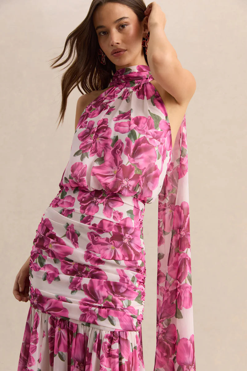 Vestido maxi gasa floral hibiscus rosa detalle fruncido cintura baja The Gia Street