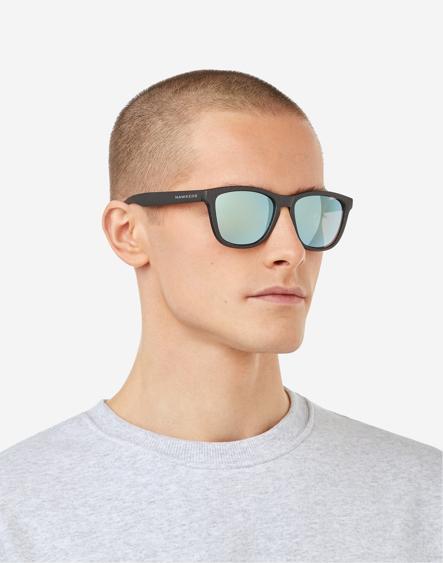 ONE - CARBONO BLUE CHROME