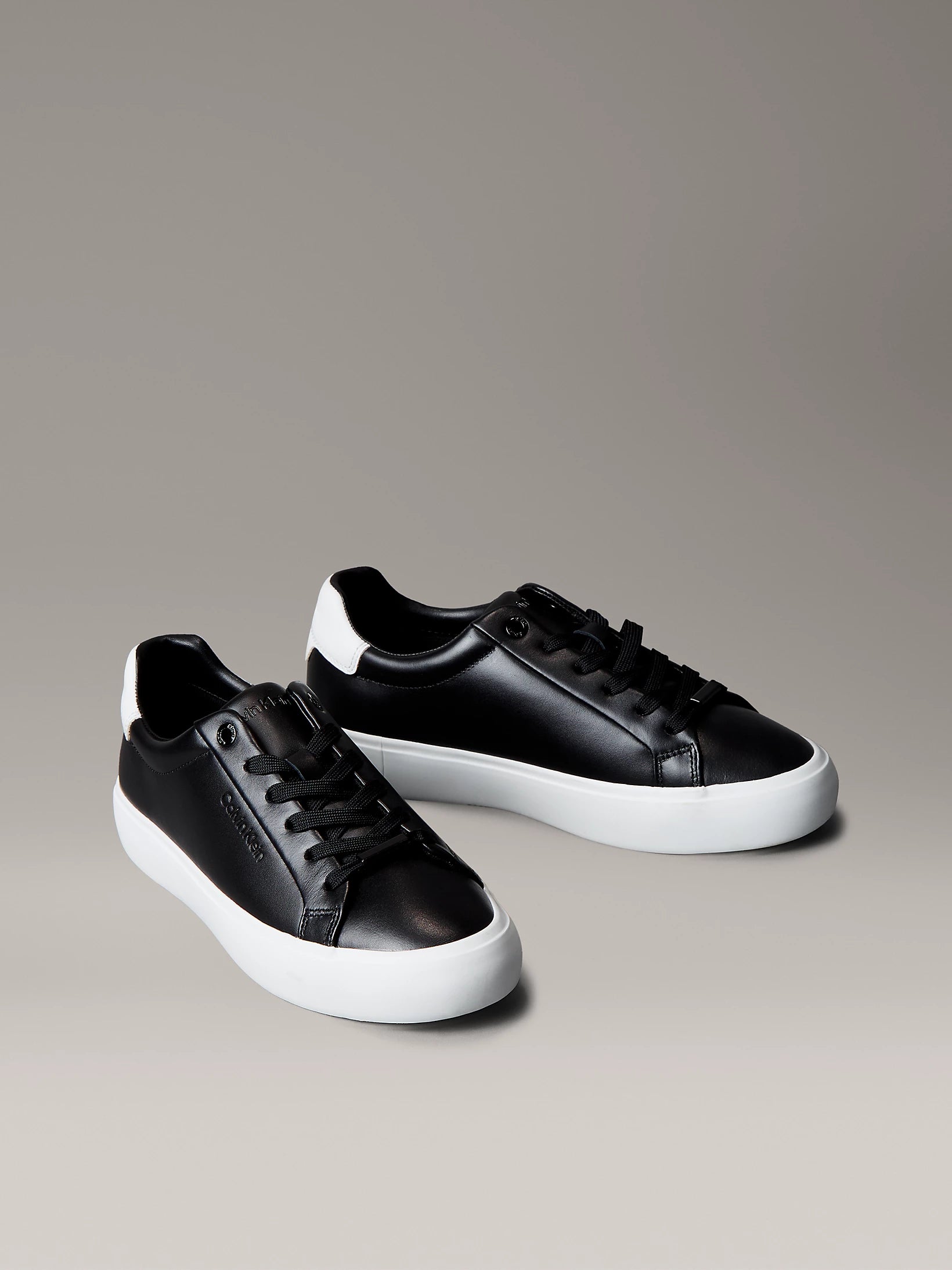 Zapatillas de piel lisa con logo grabado black/bright white