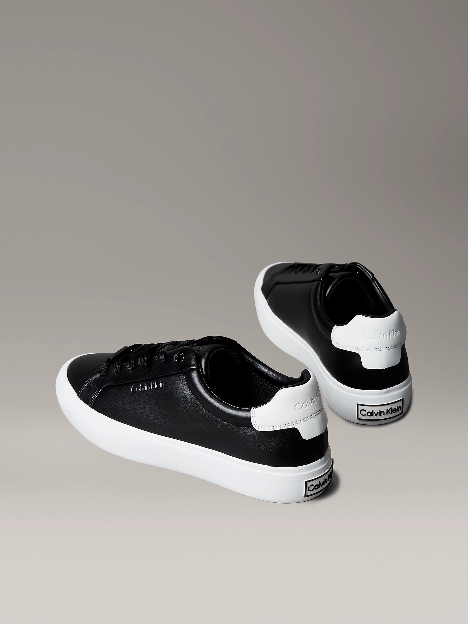 Zapatillas de piel lisa con logo grabado black/bright white