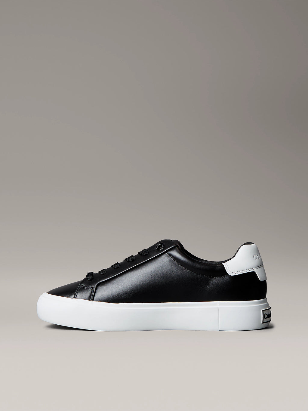 Zapatillas de piel lisa con logo grabado black/bright white