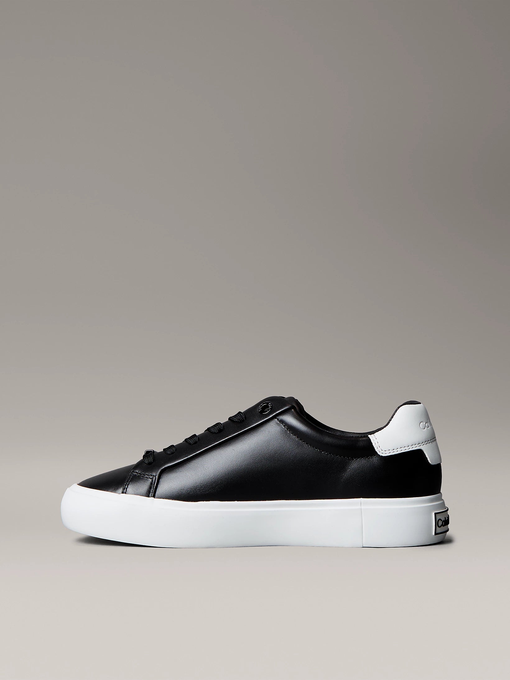 Zapatillas de piel lisa con logo grabado black/bright white
