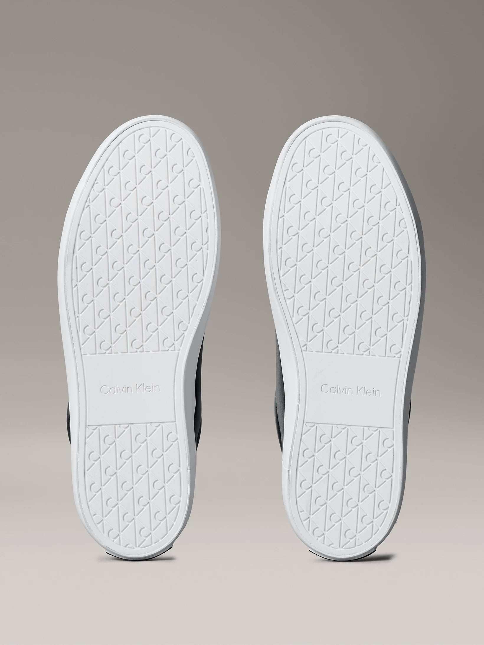 Zapatillas de piel lisa con logo grabado black/bright white