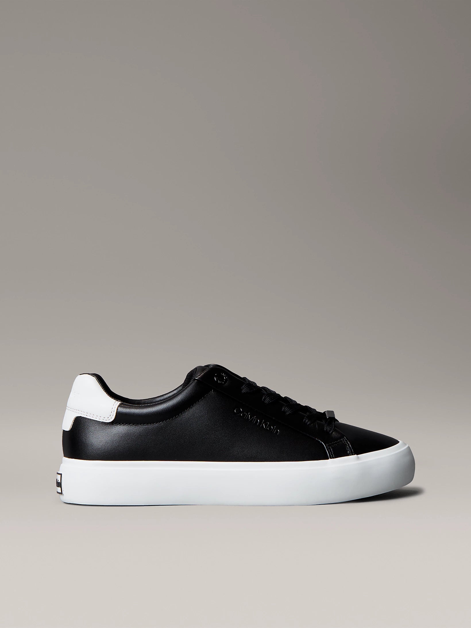 Zapatillas de piel lisa con logo grabado black/bright white