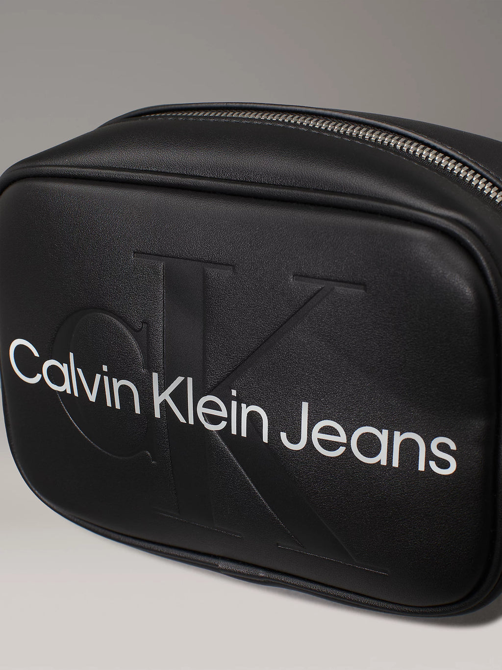Bandolera Calvin Klein negra con logo
