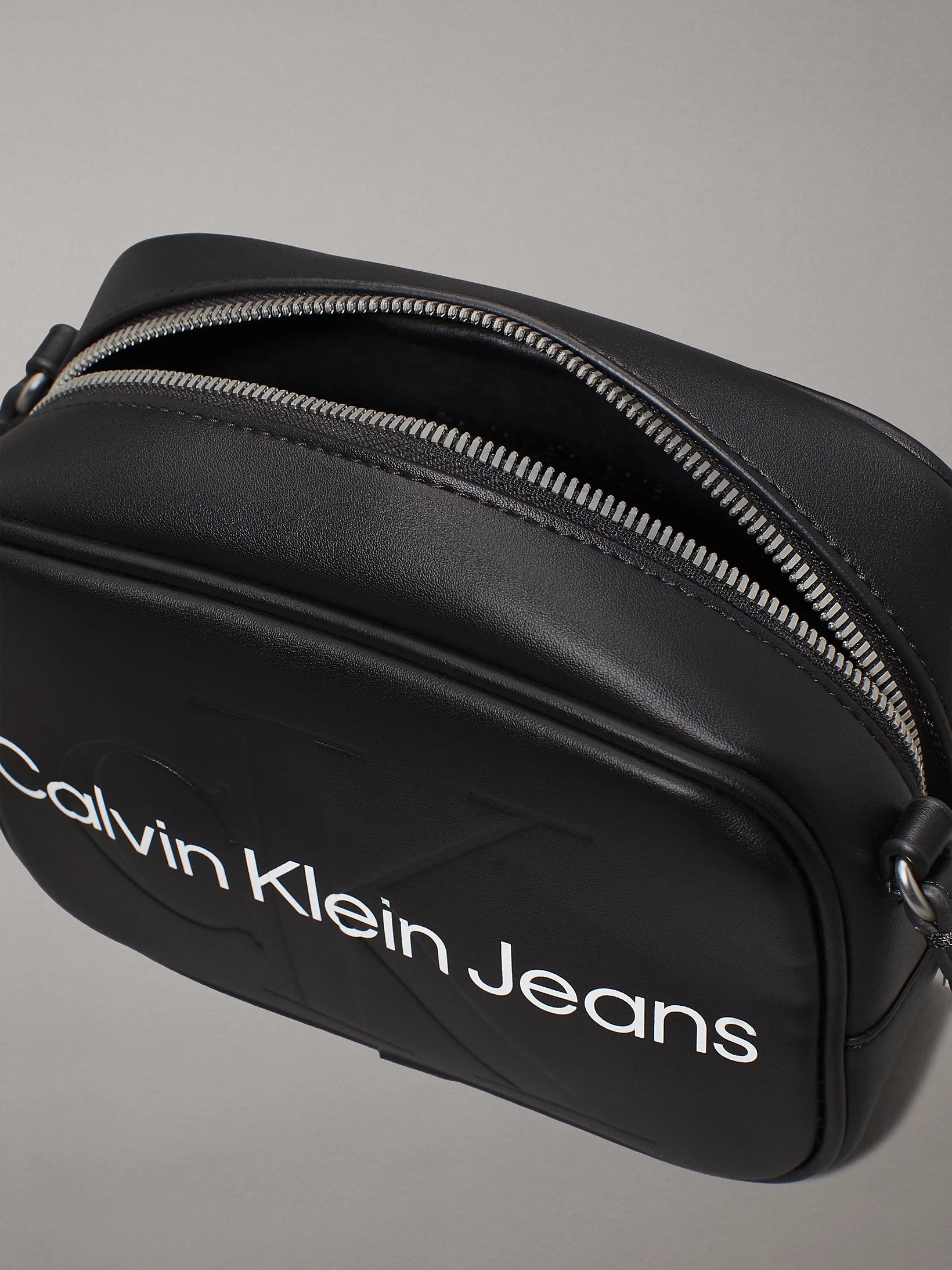 Bandolera Calvin Klein negra con logo