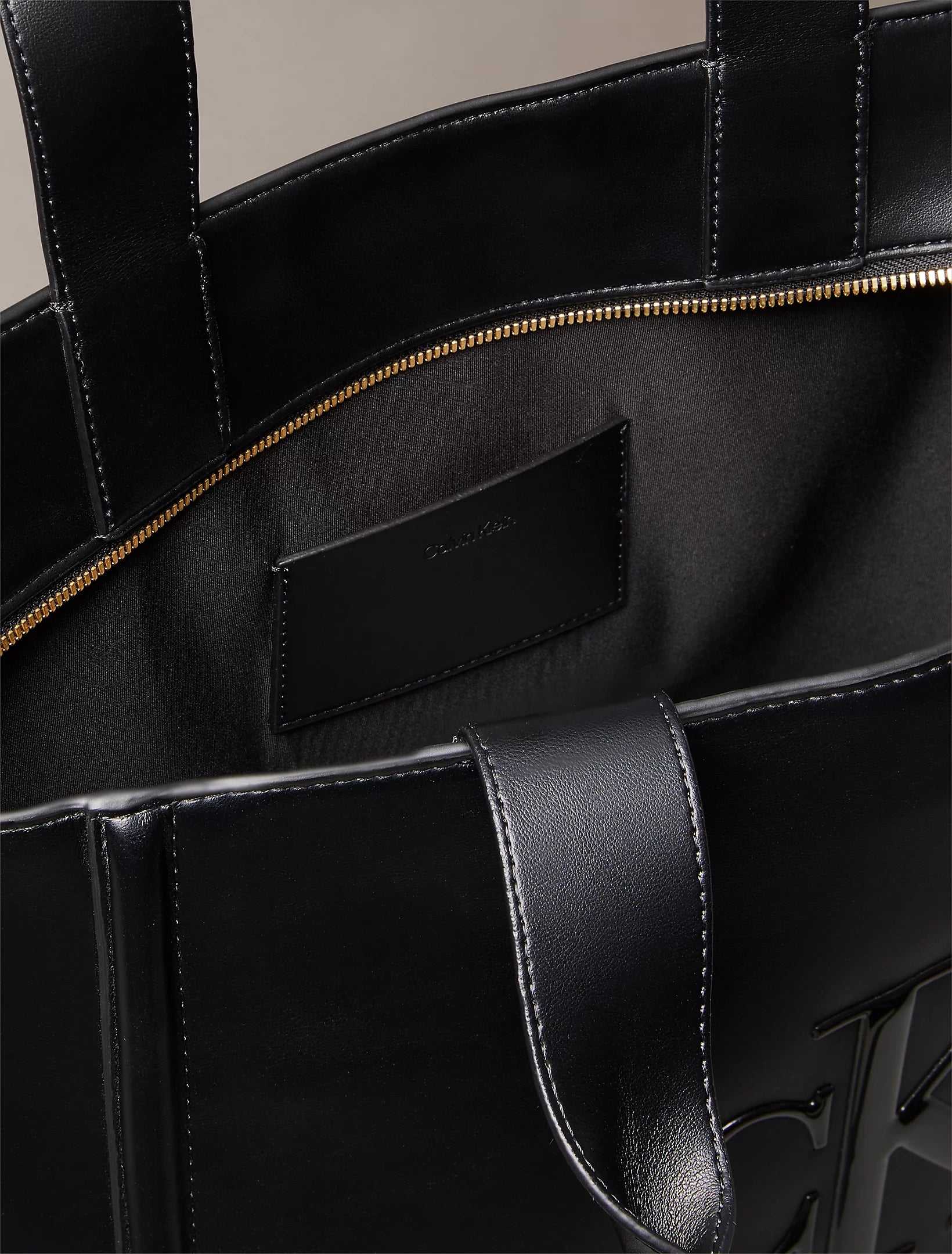 Bolso tote con monograma grabado