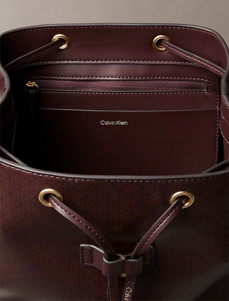 Calvin Klein EMBLEM FLAP BACKPACK - Mochila - fudge