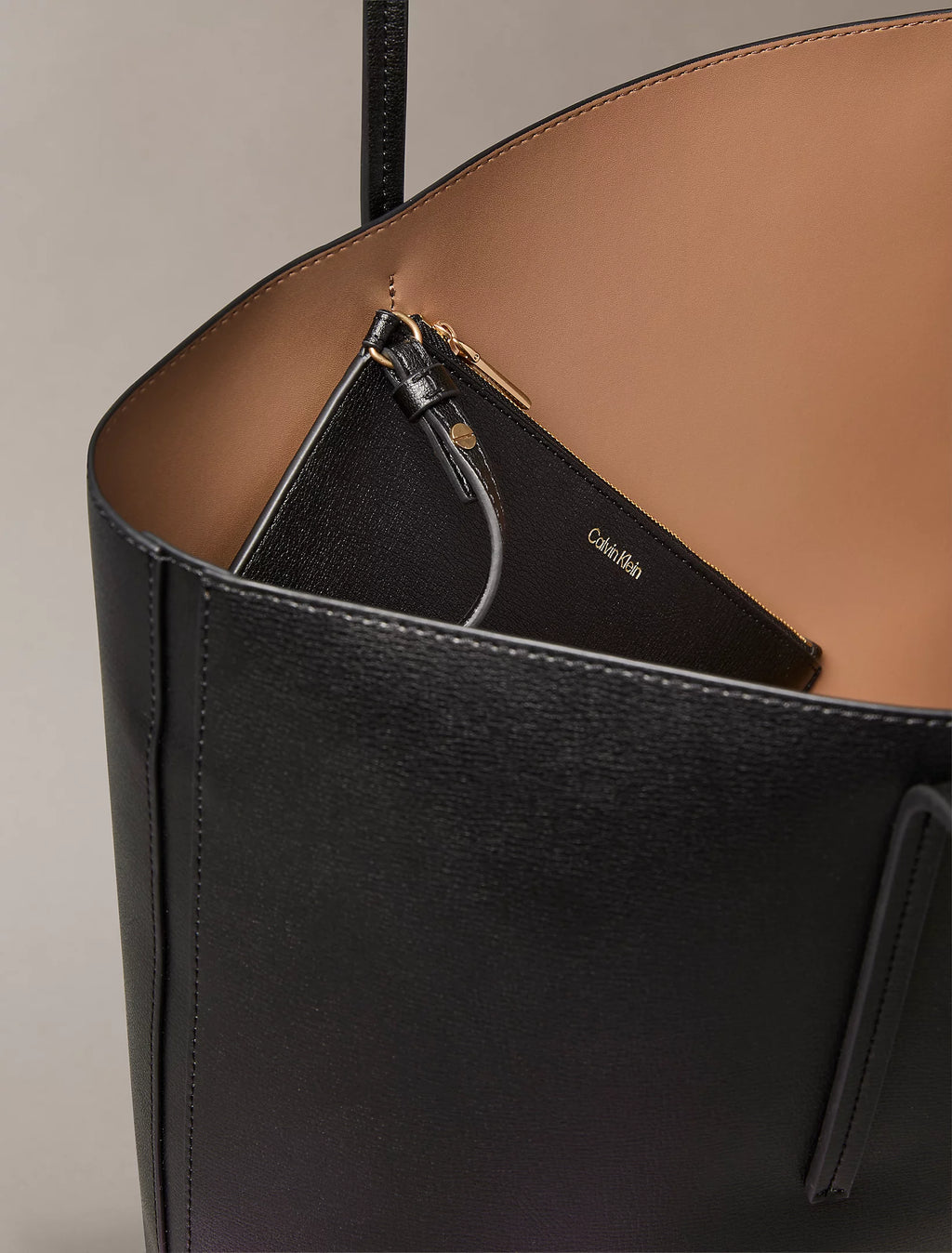 Bolso tote con logo en lámina metálica Black/Toasted Coconut