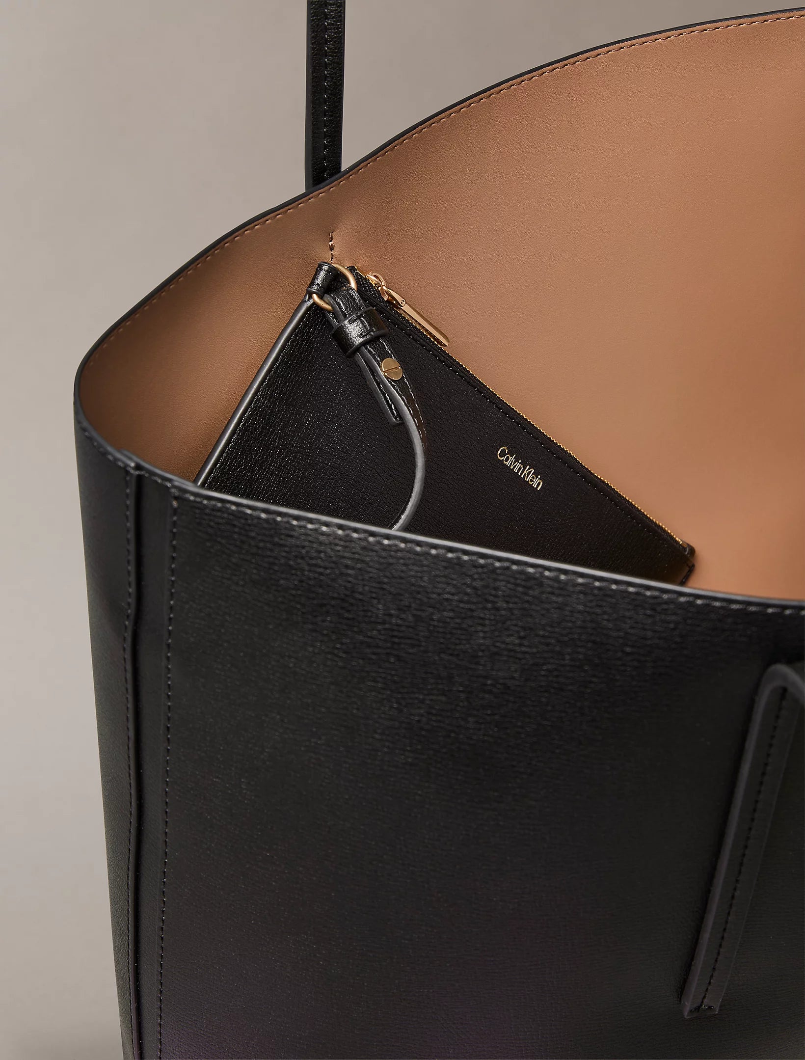 Bolso tote con logo en lámina metálica Black/Toasted Coconut